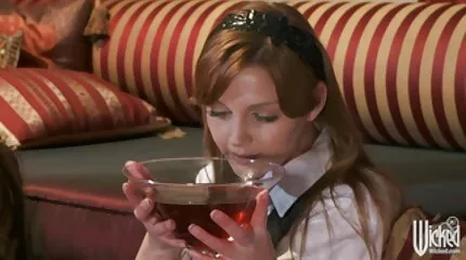 Hot babes have det sjovt med den Store pik af deres dansk trekant sex smukke chef.