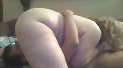 Slikke dansk mor porno fisse af en sort kvinde.