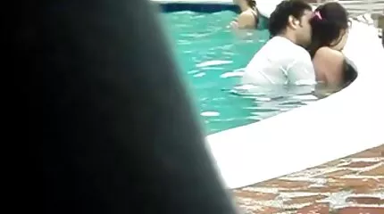 En mand klatrer ind i røvet dansk porno gratis med tungen og slikker sig selv, før han knepper.