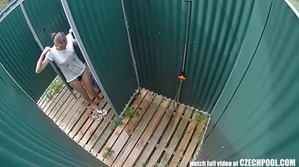 Sugende dildo, dansk amatør sex mens jeg knepper min kone bagfra.