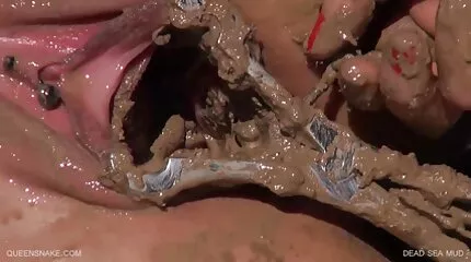 Han møder en Nuru dansk sex gratis massør og har køn.