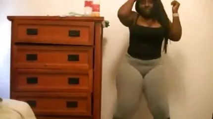 En snusket brunette snyder på dansk bdsm video sin mand.