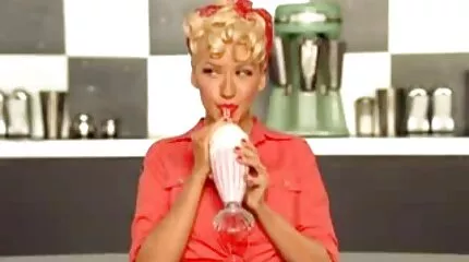 Asiatisk nicole brøggler sex video tøs polerer en mands pik i bilen.