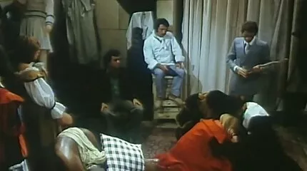 Skaldet fyr dansk sex cam arrangerer gruppe køn.