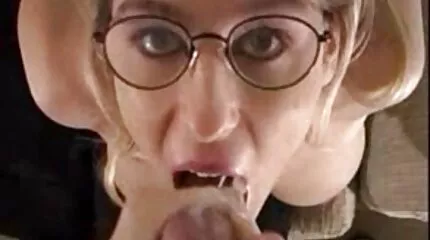 Sera RyDer dansk live sex skubber en vibrator i en piges Røv.