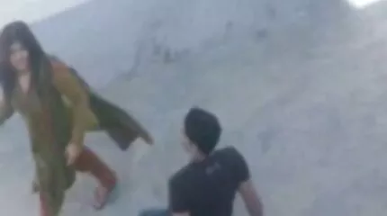 Naboen inviterer perverten dansk amatør par ind i sin seng.