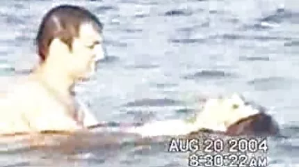 Brunette knepper med tre danske cam girls fyre i en mandlig gyngestol.