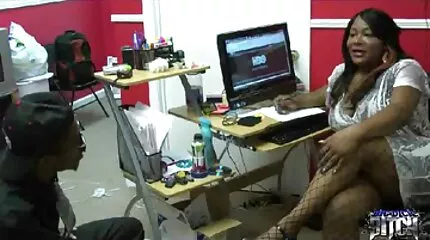 Rachel Starr tvinger en dansk vintage sex forretningsforbindelse til at have køn.