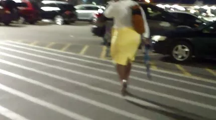 Sidder på en gigantisk fri dansk porno sort penis.