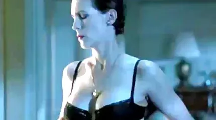 Den prostituerede suger klienten dybt under urets swinger sex dansk kamp.