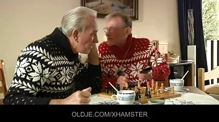 Han inviterede to mulattoer til at dansksex besøge og havde køn med dem.