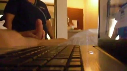 Skubber pik gratis dansk porno ind i Enni Seal under træning.