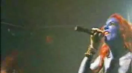 Victoria dansk porno tube Vo fa giver et slagjob til en skægget mand.