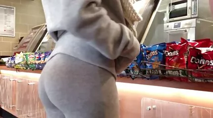 Boltre sig med sin elsker på sofaen. kendte danskere porno