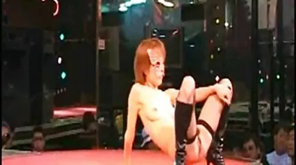 Kittina knepper sig dansk swinger sex selv med en dildo.