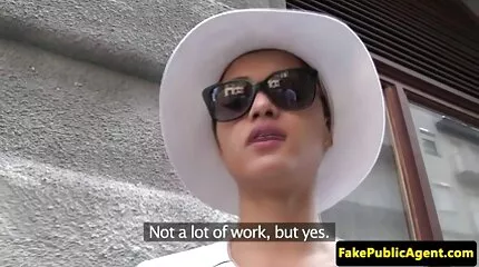 Latina vågner op fra første klasse dansk sex tube køn på sofaen.