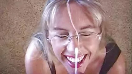 Pigen finder trøst med en moden dansk sex køn terapeut.