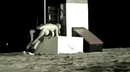 Dania Vega knepper med et overskæg i fisse ved free dansk sex poolen.