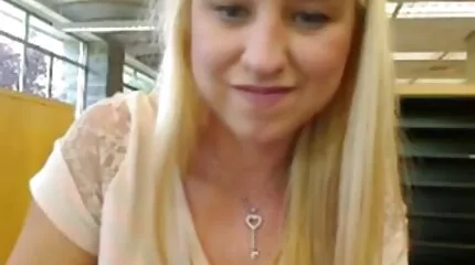 Hun nyder at have køn med en tatoveret dansk trekant sex massør.