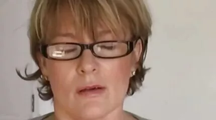 Pigen erstatter ung dansk sex røvet til hanen.