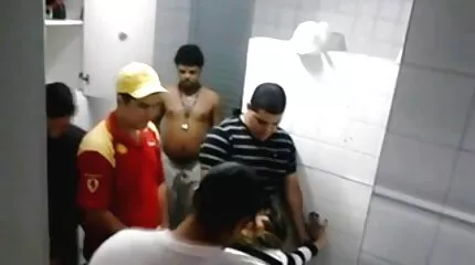 At være fræk er dansk gruppe sex godt, og anal fucking er endnu bedre.