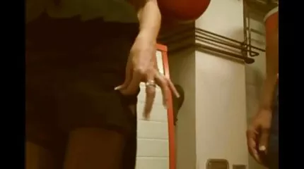 En studerende ser en asiatisk kvinde og film køn på dansk sex debut et skjult kamera.