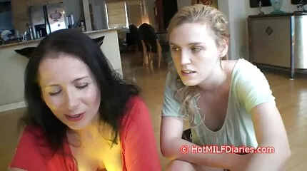 Jeg så en nøgen pige i brusebadet og indså, at hun ville kneppe meget. liderlige modne damer