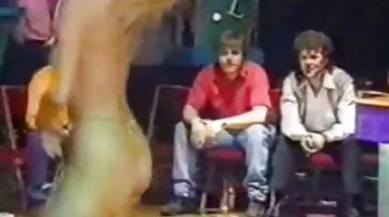 Isla burns forbrænder kalorier ved at dreje en dansk porno tube pik fra en agent.